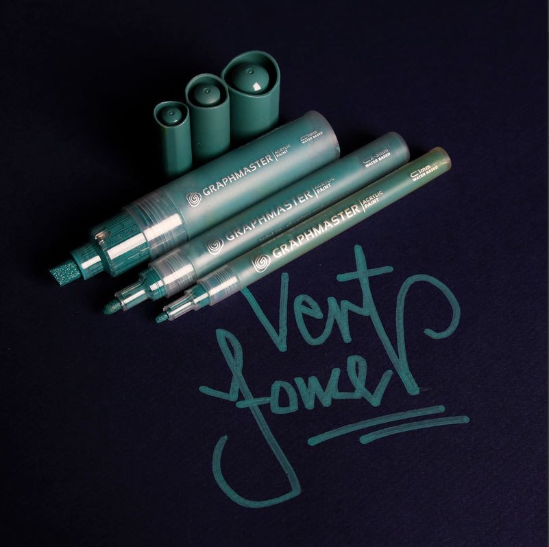 Akrilik Kalem Koyu Yeşil Graphmaster Vert Fonce 1 mm, 2-3 mm, 7 mm Uç Seçenekleriyle, Her Zeminde Kullanabileceğiniz Akrilik Kalem