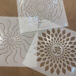 Denge Teknik Şablonlar, 3 Farklı Boyut, Mandala Şablonları Denge Teknik Şablonlar, 3 Farklı Boyut, Mandala Şablonları, rehber çizgileri sayesinde kusursuz mandalalar veya desenler yapmak artık çok kolay. Mandala sanatçısı Banu Öztürk tarafından geliştirilen ve 3 Farklı boyutta satışa sunulan mandala teknik şablonu, çocuklardan yetişkinlere bir çok kişinin bu sanatı rahatça icra edebilmesini sağlıyor. İsterseniz duvarınıza isterseniz defterinize muhteşem mandala desenleri rahatlıkla çizebilirsiniz. Dört farklı boyut olan 10x10, 20x20,30x30, 50x50 seçenekleri ile dilediğiniz büyüklükte mandala tasarlayabilirsiniz. Denge Teknik Şablonlar, 3 Farklı Boyut, Mandala Şablonları