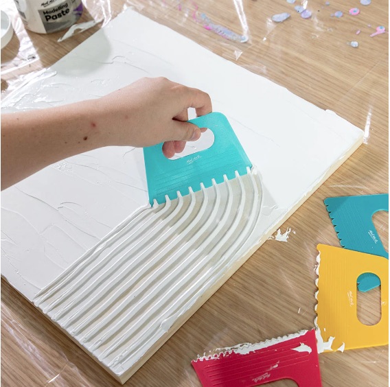 Farklı doku desenlerine sahip 4 boya tarağı içerir Kil, sıva ve boyaya anında doku ve desen ekleyin Düz çizgiler, kemerler, dalgalar ve şerit desenleri yapın veya kendinizinkini yaratın! Dokulu duvar sanatı ve heykeller yaratmak için harika Daha fazla yüzey kaplaması için tarak 8cm yx 12,6cm genişliktedir Kolay kullanım için kolu tutun Kullanımdan sonra ılık sabunlu su ile temizleyin Talimatlar: Sanat tarağının sapını tutun ve dokulu bir etki yaratmak için tarağı ıslak boya, sıva veya kil üzerinde kaydırın, kuruduktan sonra istenirse dokulu yüzeyin üzerini boyayın. Teknikler: Doku boyama Doku sanatı