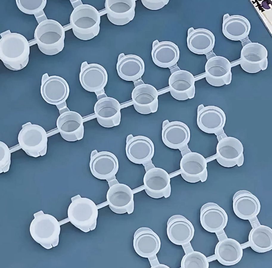 WhatsApp Image 2025-11-14 at 01.58.14 (2) Kapaklı Boya Kutusu, 6’lı Şerit Kutu, 5 cc, Tüm Boyalar İçin Kapaklı Boya Kutusu Renklerini görebileceğiniz şeffaf kutu ,7 cc hacminde ve sadece mandalartfabric.com da bulabileceğiniz bu ürünle boyalarınızı sıkı kapağı sayesinde koruyabilirsiniz. Atölye ve firmalar ,Toplu ve adetli alım için info@mandalartfabric.com ‘a mail atabilirsiniz. Kapaklı Boya Kutusu, 6’lı Şerit Kutu, 5 cc, Tüm Boyalar İçin Garanti ve Destek Mandalart Fabric İade Politikası:Mandalart Fabric 15 Gün İade Garantisi: Satın almış olduğunuz birçok ürünü, ürünün size teslim edilmesini takip eden 15 gün içerisinde iade edebilirsiniz. İstisnalar ve koşullar hakkında daha fazla bilgiyi burada bulabilirsiniz